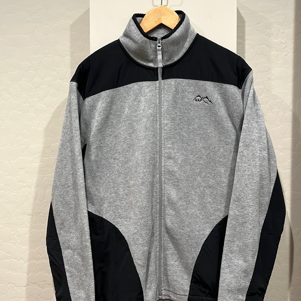Gap fleece full-zip jacket with two zip close pockets